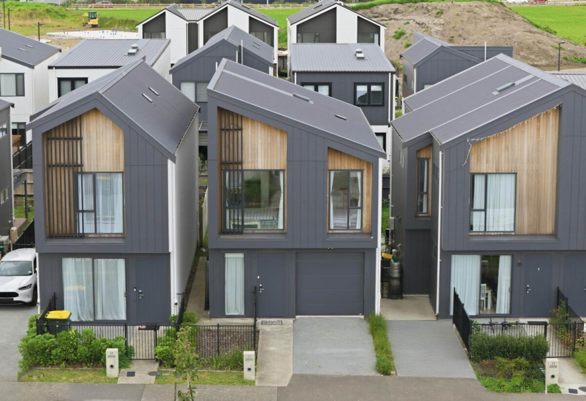 Must sell, Ignore CV, present all offers, Standalone 4 beds 2.5 baths house with garage, Master Build Guarantee, Close to Costco, Northwest Shopping Centre and motorway access, 21 Porowha Road, Westgate, Auckland