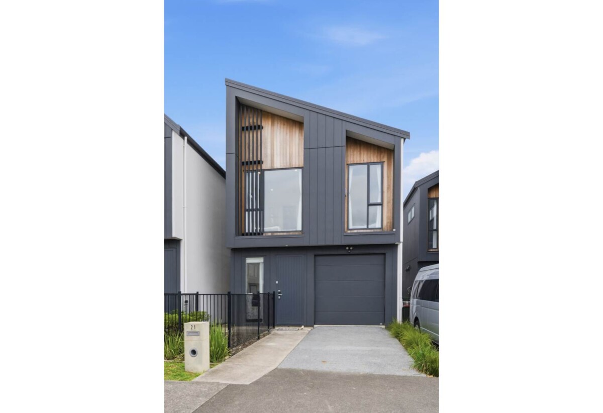 Must sell, Ignore CV, present all offers, Standalone 4 beds 2.5 baths house with garage, Master Build Guarantee, Close to Costco, Northwest Shopping Centre and motorway access, 21 Porowha Road, Westgate, Auckland