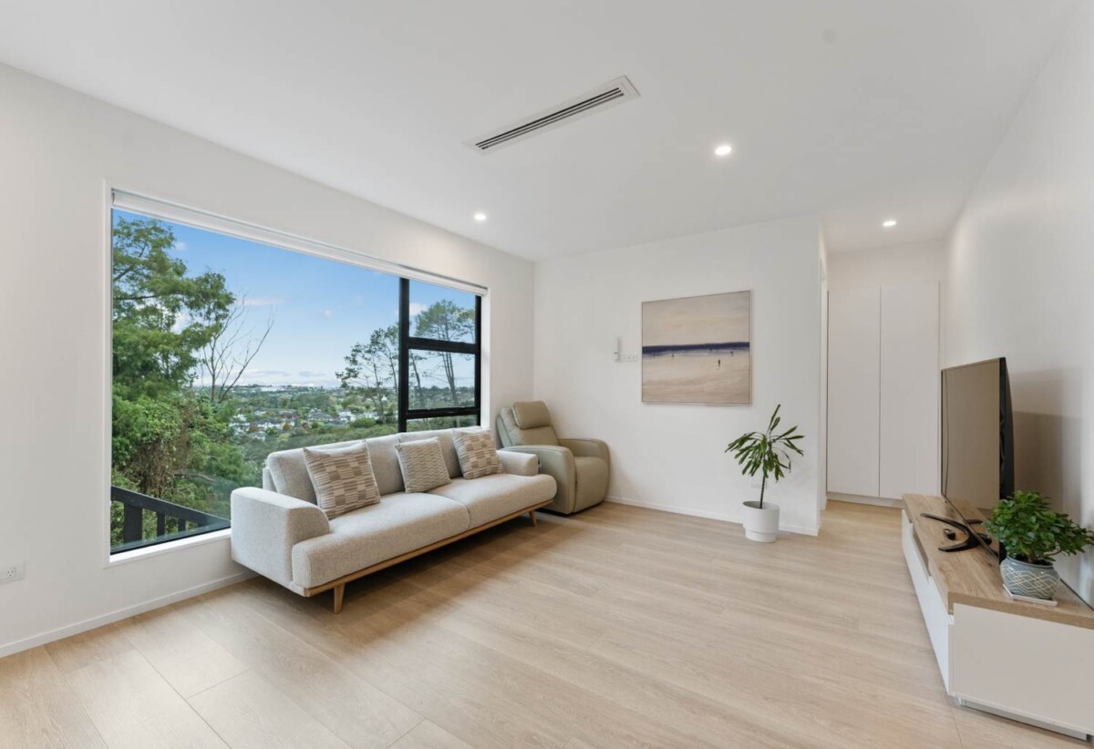 250m2 5 beds + office 3.5 baths house with double garage on 1000m2 section, an expansive 176sqm of fully decked outdoor entertaining space, close to Albany mall, motorway access, schools, 0.9 km to Oteha Valley School, 29 Kewa Road, Albany, Auckland