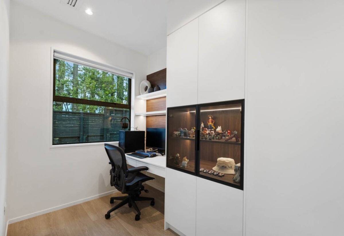 250m2 5 beds + office 3.5 baths house with double garage on 1000m2 section, an expansive 176sqm of fully decked outdoor entertaining space, close to Albany mall, motorway access, schools, 0.9 km to Oteha Valley School, 29 Kewa Road, Albany, Auckland