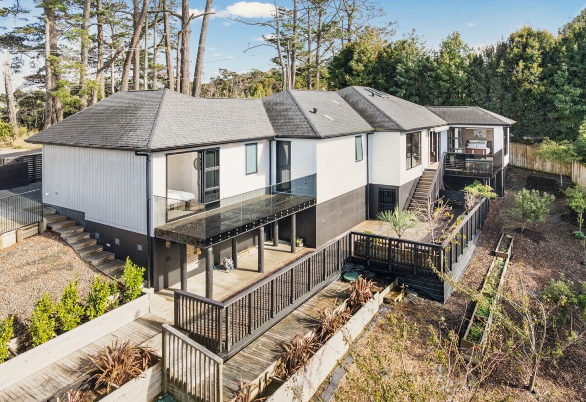 250m2 5 beds + office 3.5 baths house with double garage on 1000m2 section, an expansive 176sqm of fully decked outdoor entertaining space, close to Albany mall, motorway access, schools, 0.9 km to Oteha Valley School, 29 Kewa Road, Albany, Auckland