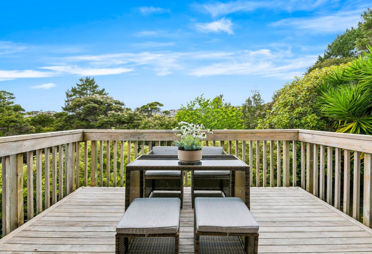 Next to Reserve and Short Cut to Albany Oak, 5 beds 3 baths house on 561m2 section, moments to Albany Mall, golf club, schools, 0.8 km to Albany Junior High School, 15 Aberley Road, Albany, Auckland
