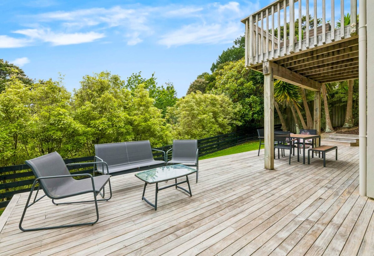 Next to Reserve and Short Cut to Albany Oak, 5 beds 3 baths house on 561m2 section, moments to Albany Mall, golf club, schools, 0.8 km to Albany Junior High School, 15 Aberley Road, Albany, Auckland