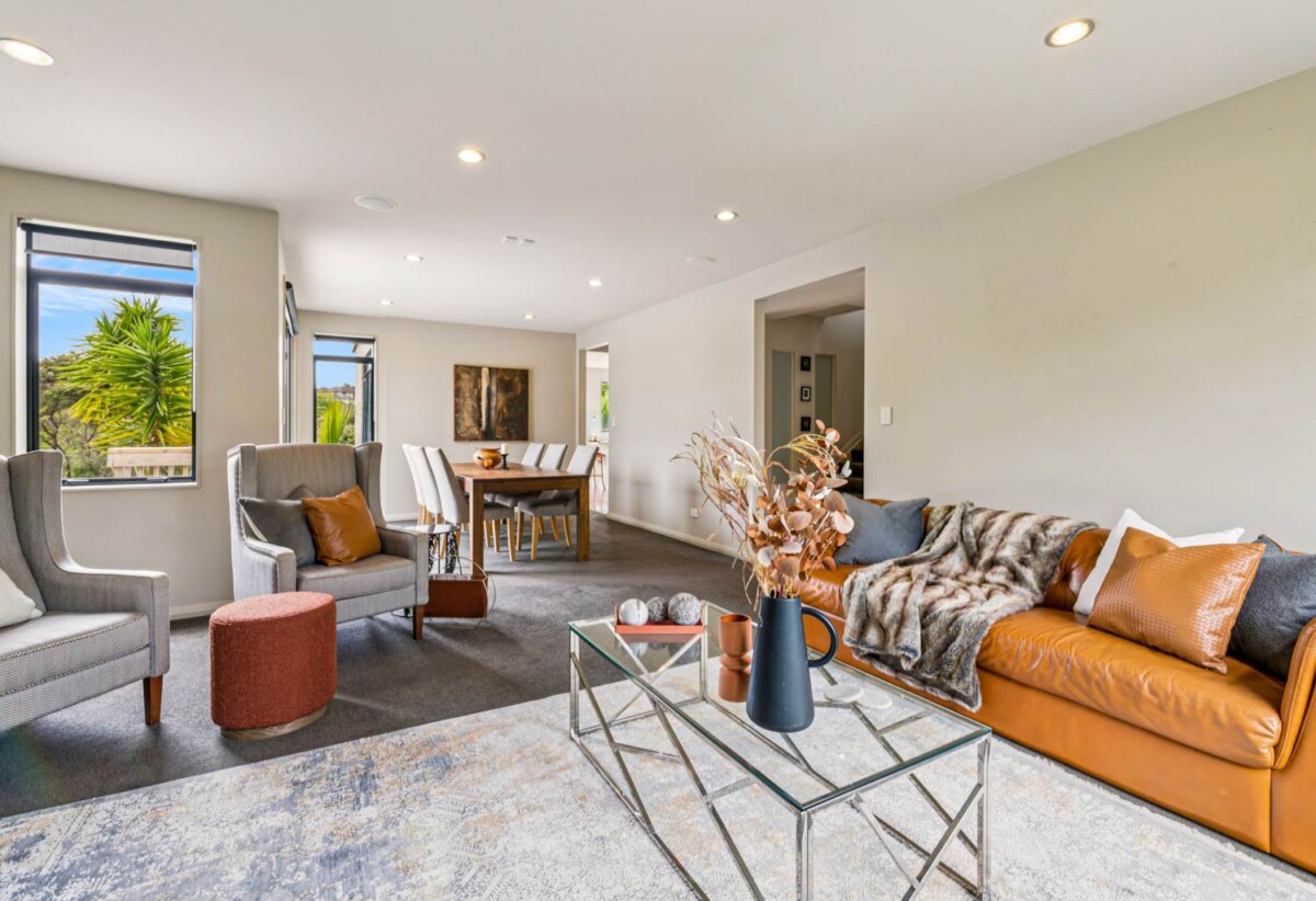 Next to Reserve and Short Cut to Albany Oak, 5 beds 3 baths house on 561m2 section, moments to Albany Mall, golf club, schools, 0.8 km to Albany Junior High School, 15 Aberley Road, Albany, Auckland