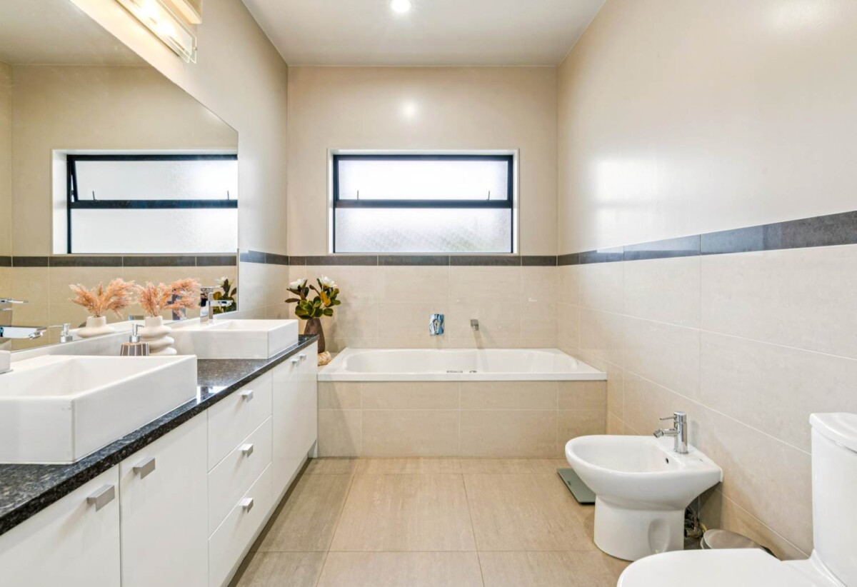 Next to Reserve and Short Cut to Albany Oak, 5 beds 3 baths house on 561m2 section, moments to Albany Mall, golf club, schools, 0.8 km to Albany Junior High School, 15 Aberley Road, Albany, Auckland