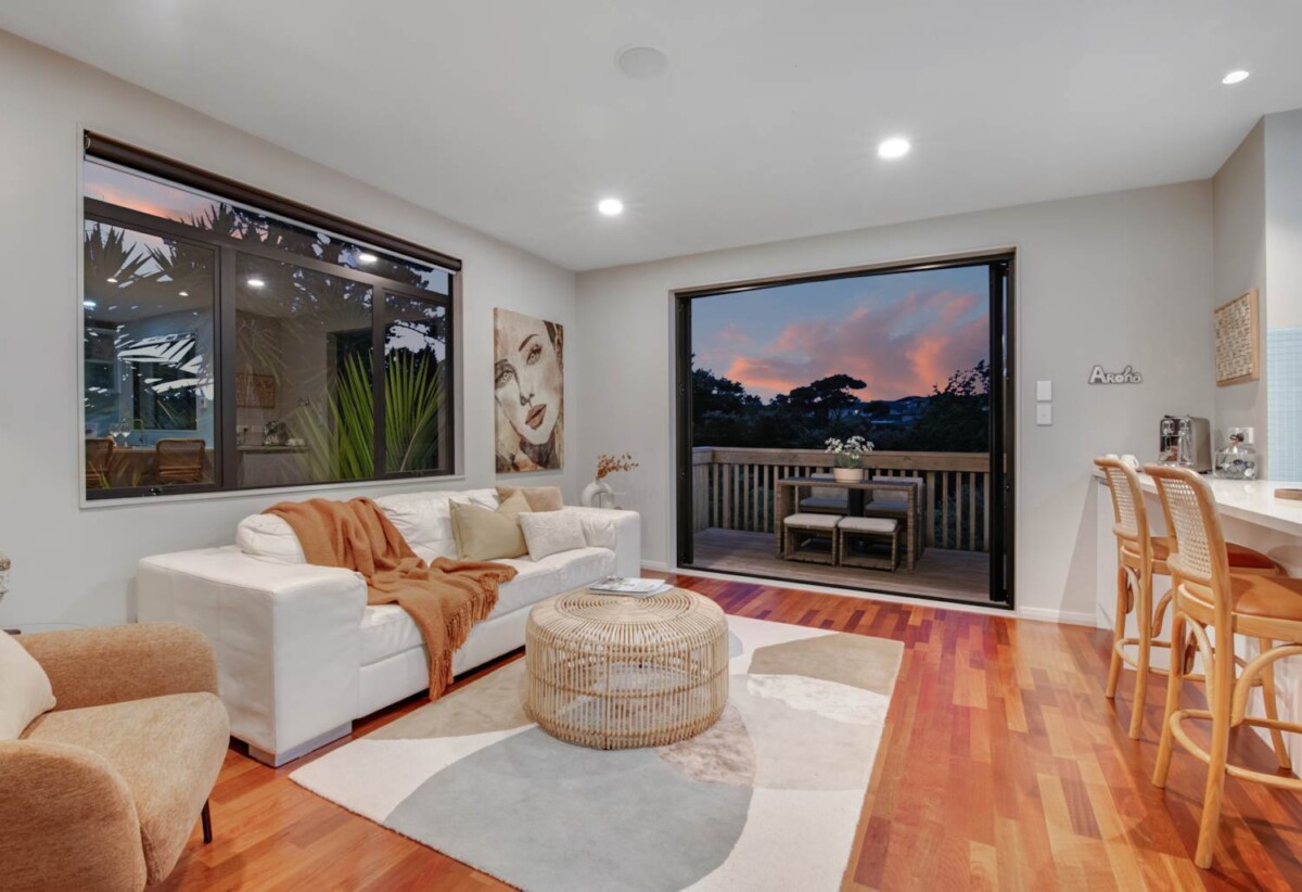 Next to Reserve and Short Cut to Albany Oak, 5 beds 3 baths house on 561m2 section, moments to Albany Mall, golf club, schools, 0.8 km to Albany Junior High School, 15 Aberley Road, Albany, Auckland