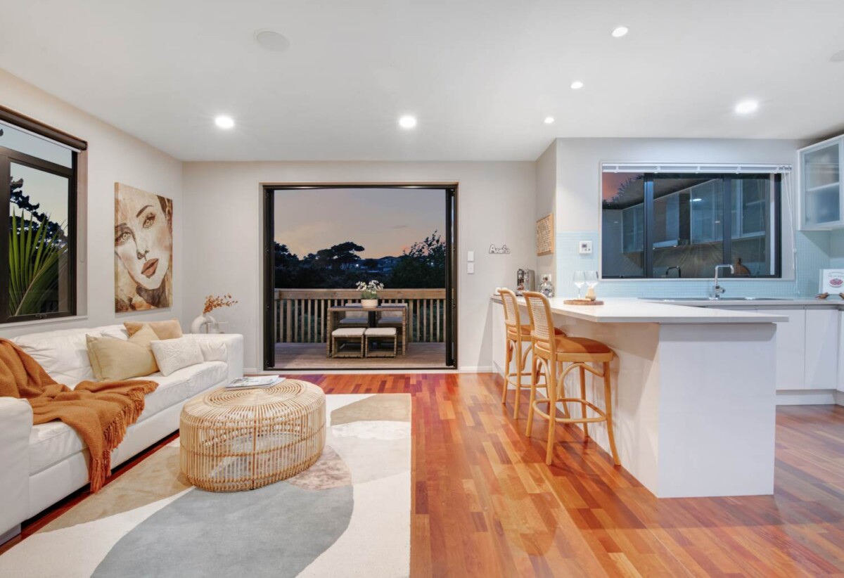 Next to Reserve and Short Cut to Albany Oak, 5 beds 3 baths house on 561m2 section, moments to Albany Mall, golf club, schools, 0.8 km to Albany Junior High School, 15 Aberley Road, Albany, Auckland