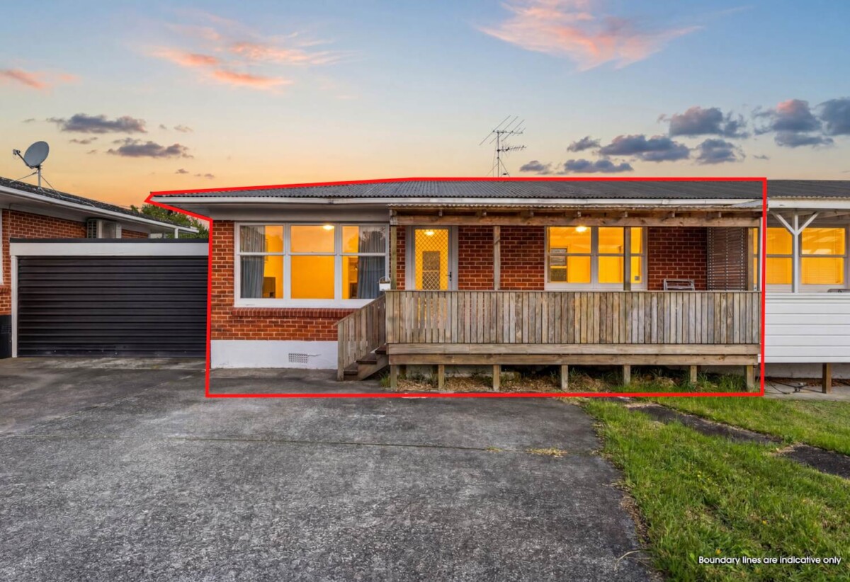 Brick 2 beds 1 bath home with car parks, within Takapuna’s top-tier school zones, and just minutes’ walk to the lakefront of Lake Pupuke, easy reach to Takapuna town centre, 0.4 km to Takapuna School, 2/56A Killarney Street, Takapuna, Auckland
