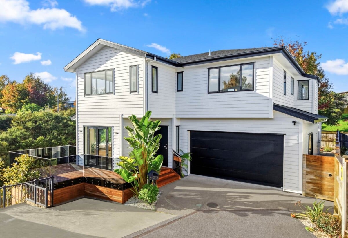5 beds 4.5 baths house with double garage on 431m2 section, minutes to schools, Albany Mall, Golf club, 0.7 km to Albany School, 389 Rosedale Road, Albany, Auckland