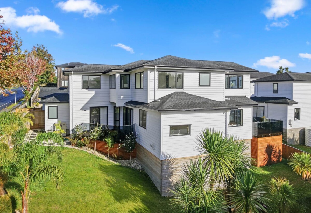 5 beds 4.5 baths house with double garage on 431m2 section, minutes to schools, Albany Mall, Golf club, 0.7 km to Albany School, 389 Rosedale Road, Albany, Auckland