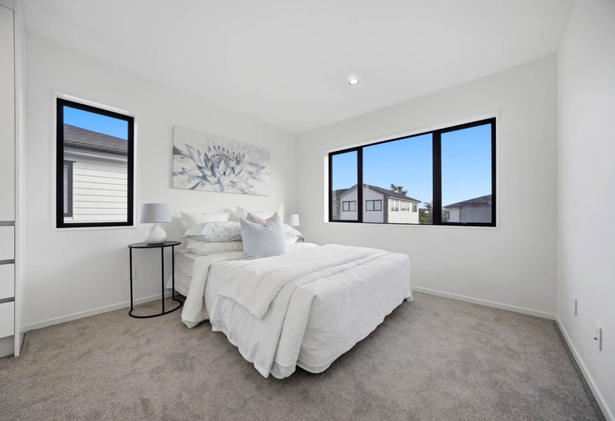 5 beds 4.5 baths house with double garage on 431m2 section, minutes to schools, Albany Mall, Golf club, 0.7 km to Albany School, 389 Rosedale Road, Albany, Auckland