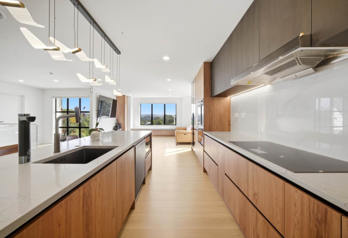 5 beds 3 baths house with double garage and 1 bed granny on 483m2 section, close to shops, parks, schools, 1.1 km to Sunnyvale School, 3 Mara Way, Sunnyvale, Auckland