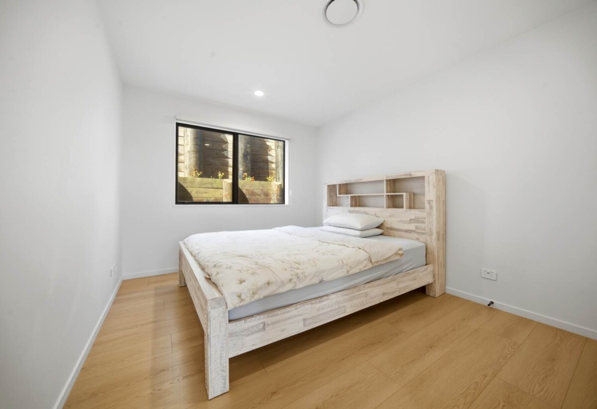 5 beds 3 baths house with double garage and 1 bed granny on 483m2 section, close to shops, parks, schools, 1.1 km to Sunnyvale School, 3 Mara Way, Sunnyvale, Auckland