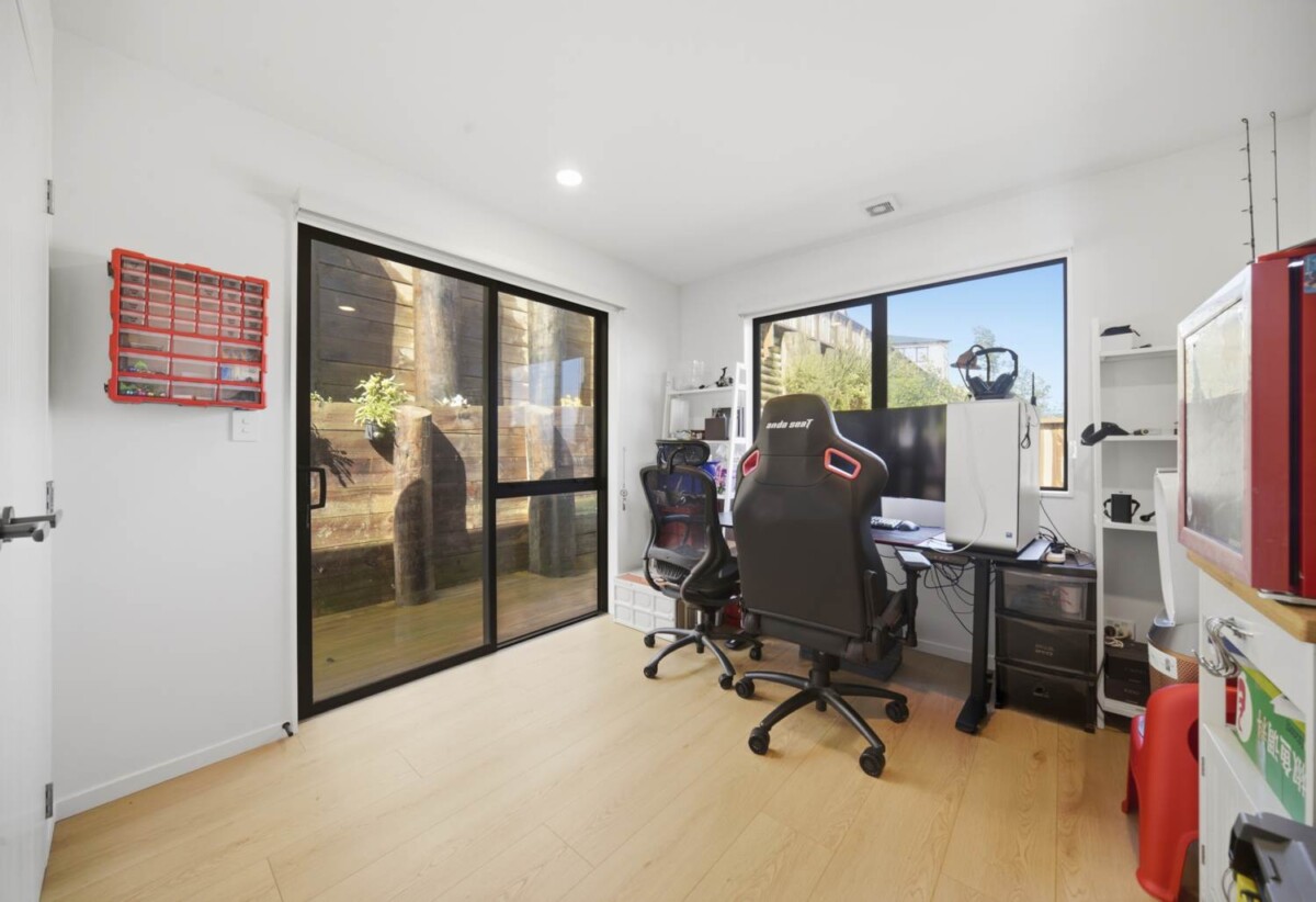 5 beds 3 baths house with double garage and 1 bed granny on 483m2 section, close to shops, parks, schools, 1.1 km to Sunnyvale School, 3 Mara Way, Sunnyvale, Auckland