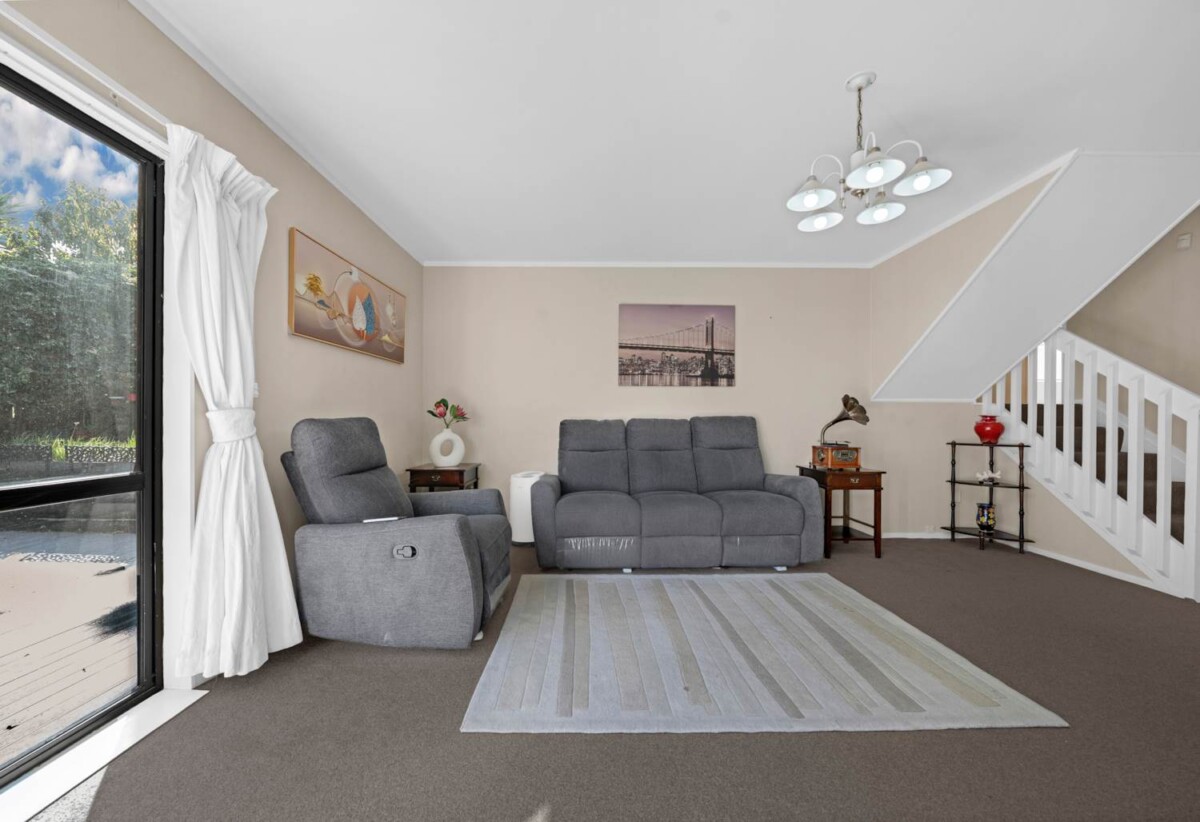 3 beds 1 bath house with carport on half share of 945m² section, close to schools parks, shops, shopping centres, golf club, 1/10 Amerce Place, Highland Park, Auckland