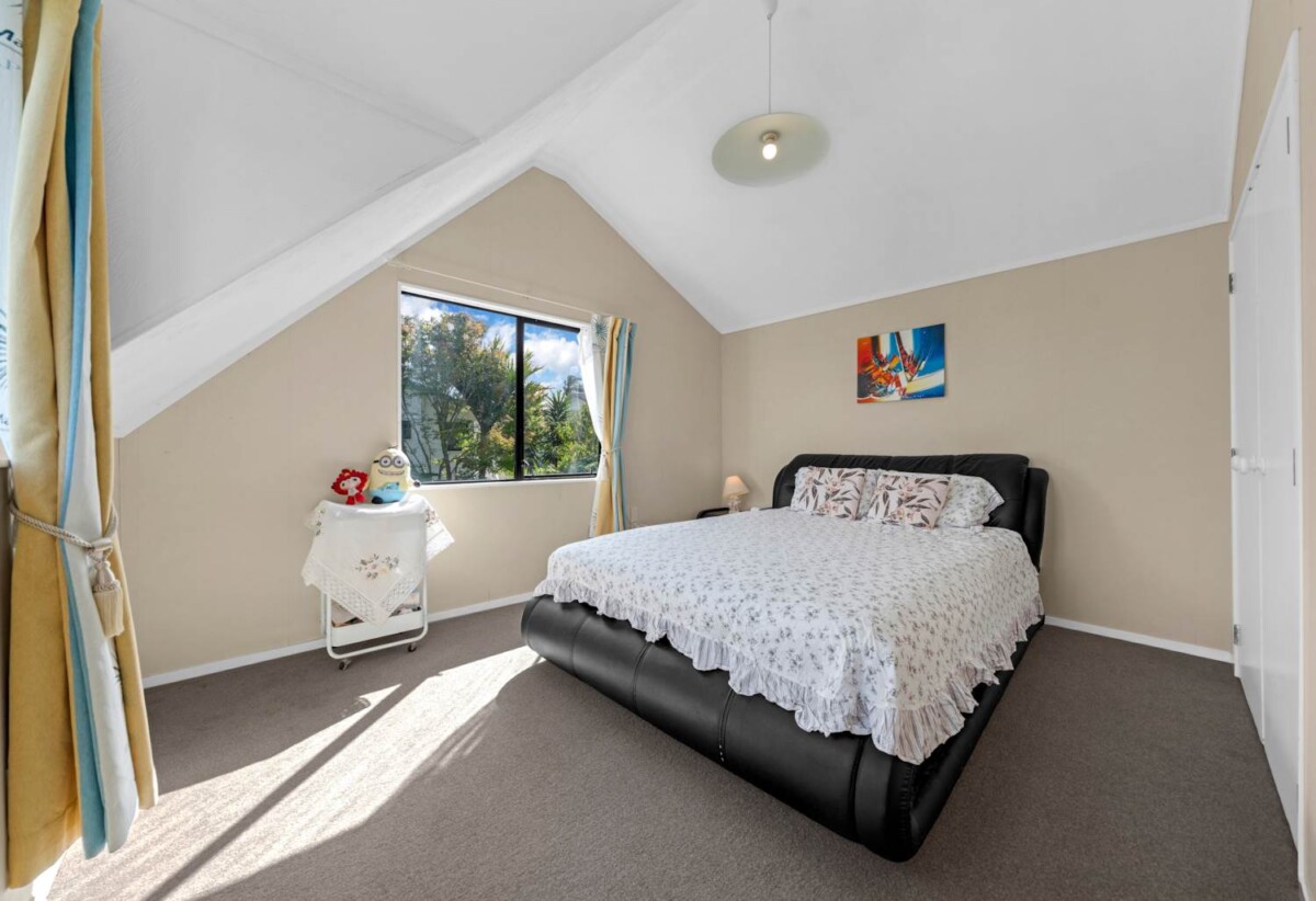 3 beds 1 bath house with carport on half share of 945m² section, close to schools parks, shops, shopping centres, golf club, 1/10 Amerce Place, Highland Park, Auckland
