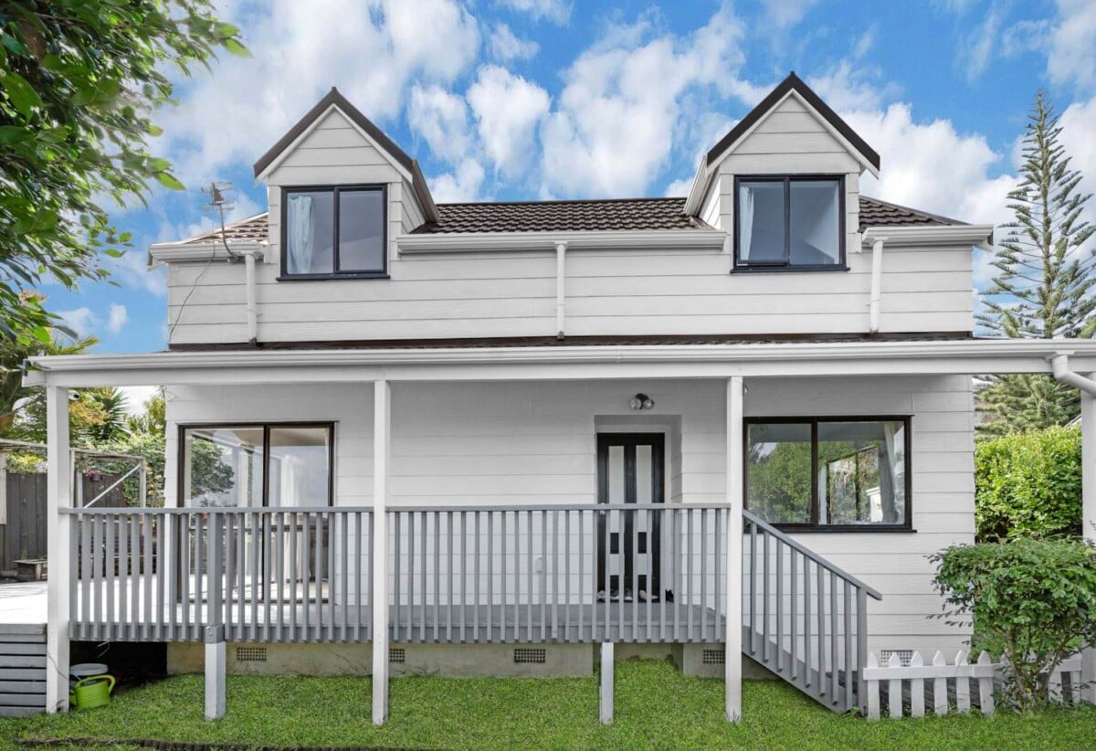 3 beds 1 bath house with carport on half share of 945m² section, close to schools parks, shops, shopping centres, golf club, 1/10 Amerce Place, Highland Park, Auckland