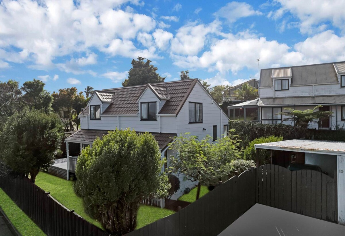 3 beds 1 bath house with carport on half share of 945m² section, close to schools parks, shops, shopping centres, golf club, 1/10 Amerce Place, Highland Park, Auckland