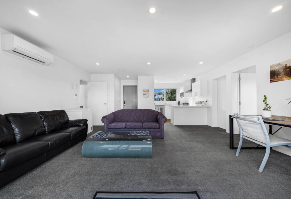 4 beds 3 baths house on 354m2 section, approximately 5 years young, close to schools, shops, supermarkets, train station, 0.8 km to Papatoetoe South School, 46A Hillside Road, Papatoetoe, Auckland