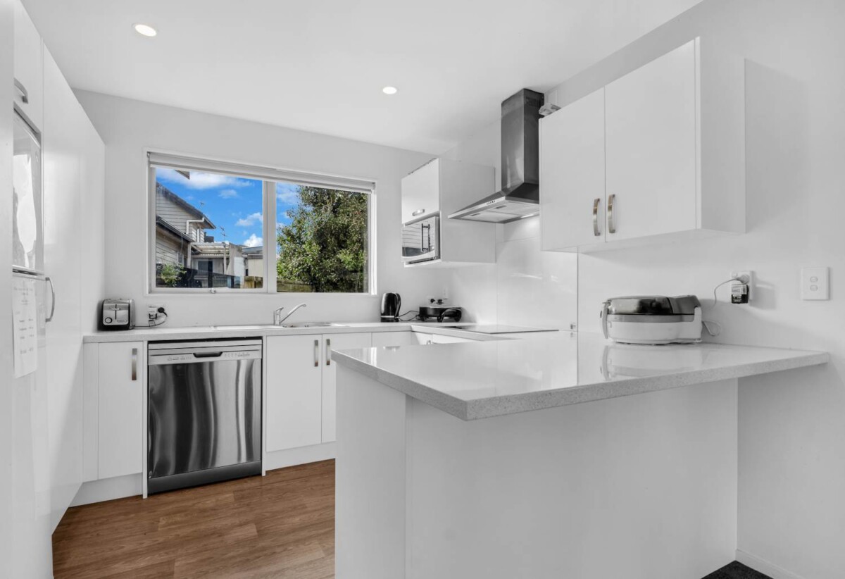 4 beds 3 baths house on 354m2 section, approximately 5 years young, close to schools, shops, supermarkets, train station, 0.8 km to Papatoetoe South School, 46A Hillside Road, Papatoetoe, Auckland