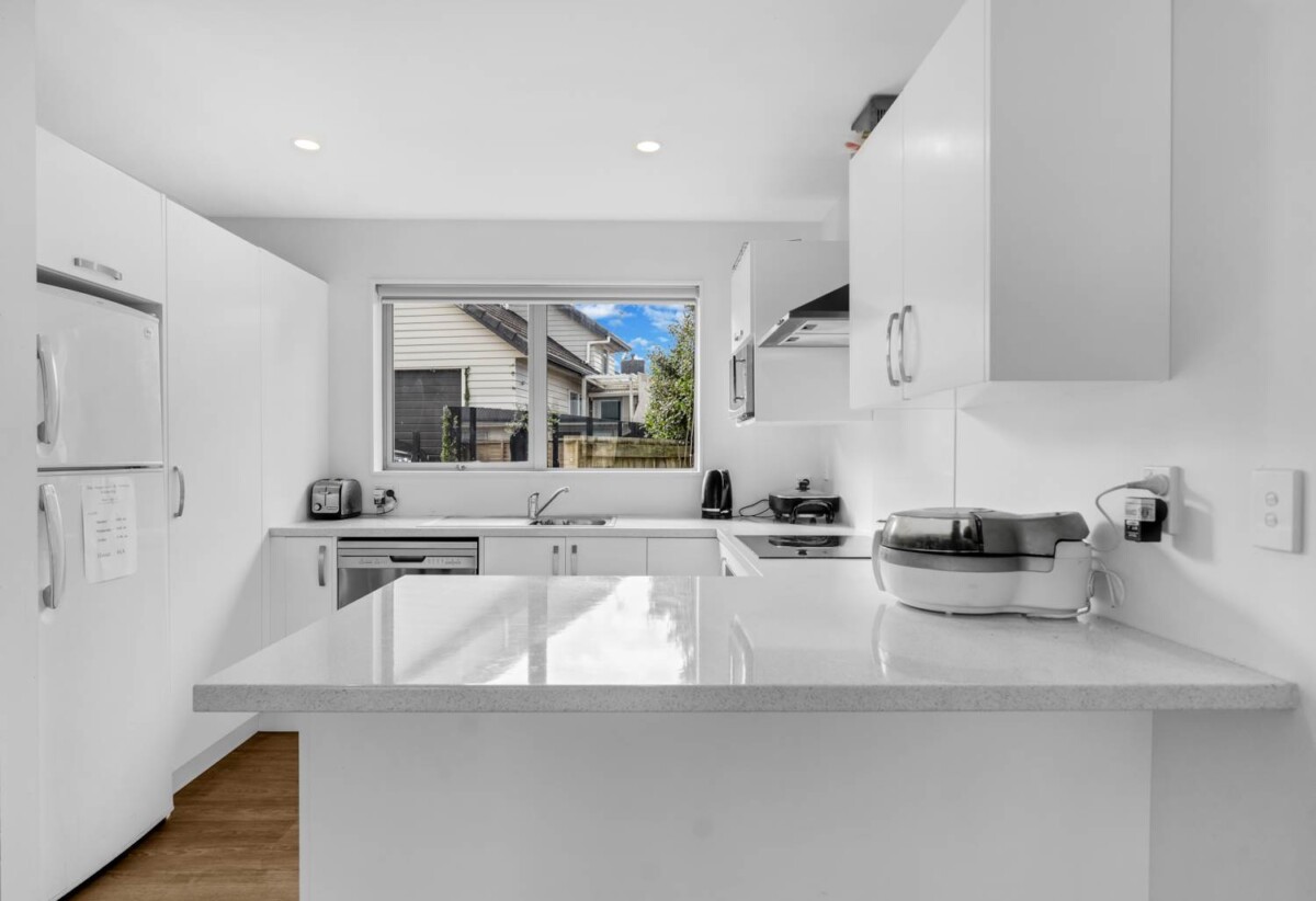 4 beds 3 baths house on 354m2 section, approximately 5 years young, close to schools, shops, supermarkets, train station, 0.8 km to Papatoetoe South School, 46A Hillside Road, Papatoetoe, Auckland