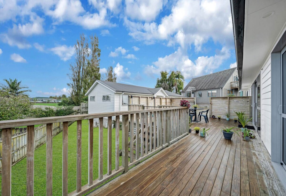 4 beds 3 baths house on 354m2 section, approximately 5 years young, close to schools, shops, supermarkets, train station, 0.8 km to Papatoetoe South School, 46A Hillside Road, Papatoetoe, Auckland