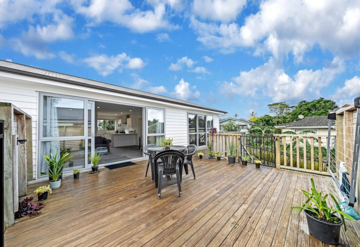 4 beds 3 baths house on 354m2 section, approximately 5 years young, close to schools, shops, supermarkets, train station, 0.8 km to Papatoetoe South School, 46A Hillside Road, Papatoetoe, Auckland