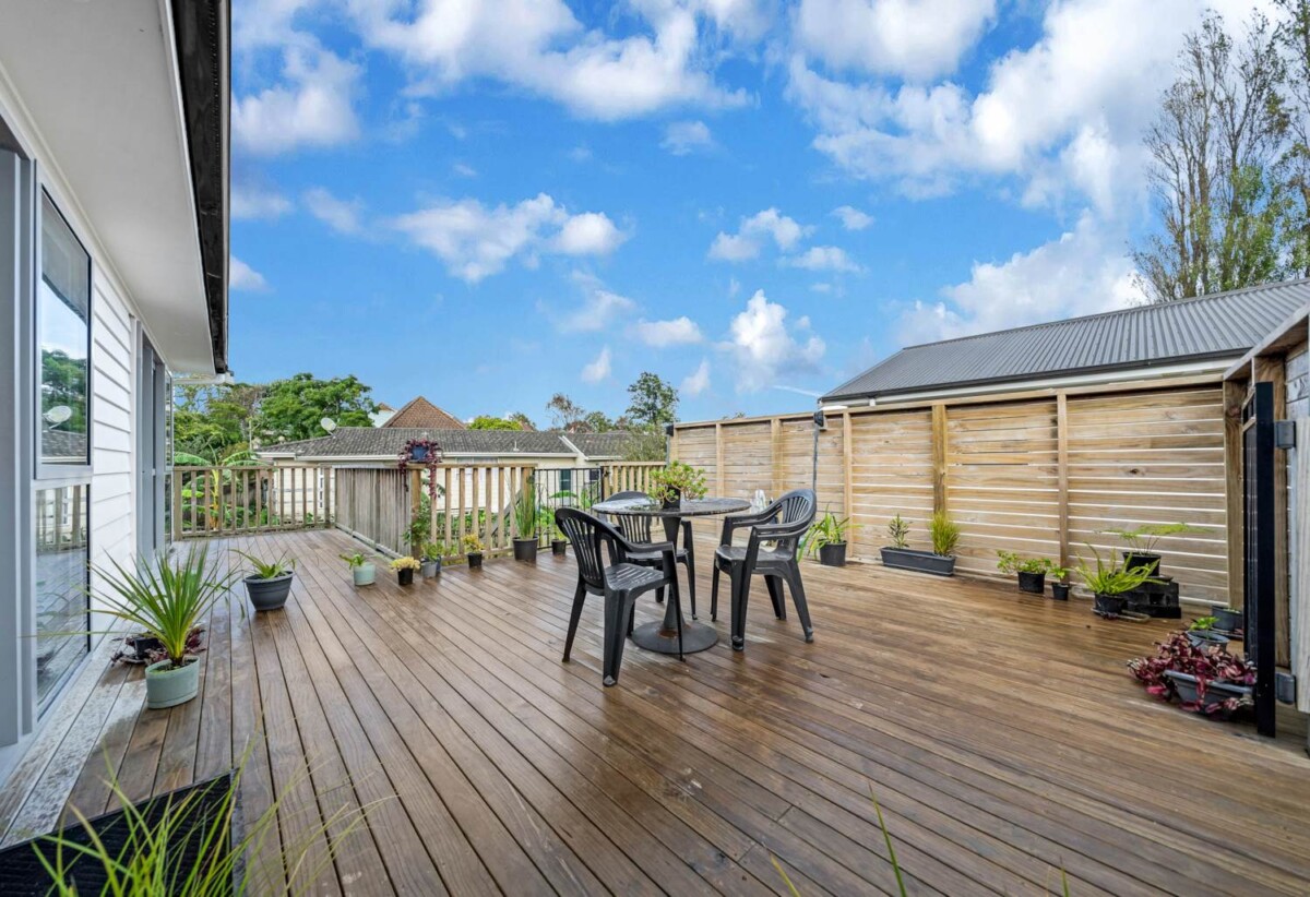 4 beds 3 baths house on 354m2 section, approximately 5 years young, close to schools, shops, supermarkets, train station, 0.8 km to Papatoetoe South School, 46A Hillside Road, Papatoetoe, Auckland
