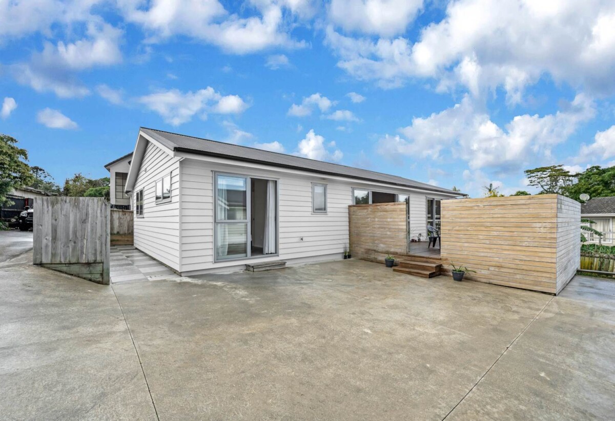 4 beds 3 baths house on 354m2 section, approximately 5 years young, close to schools, shops, supermarkets, train station, 0.8 km to Papatoetoe South School, 46A Hillside Road, Papatoetoe, Auckland