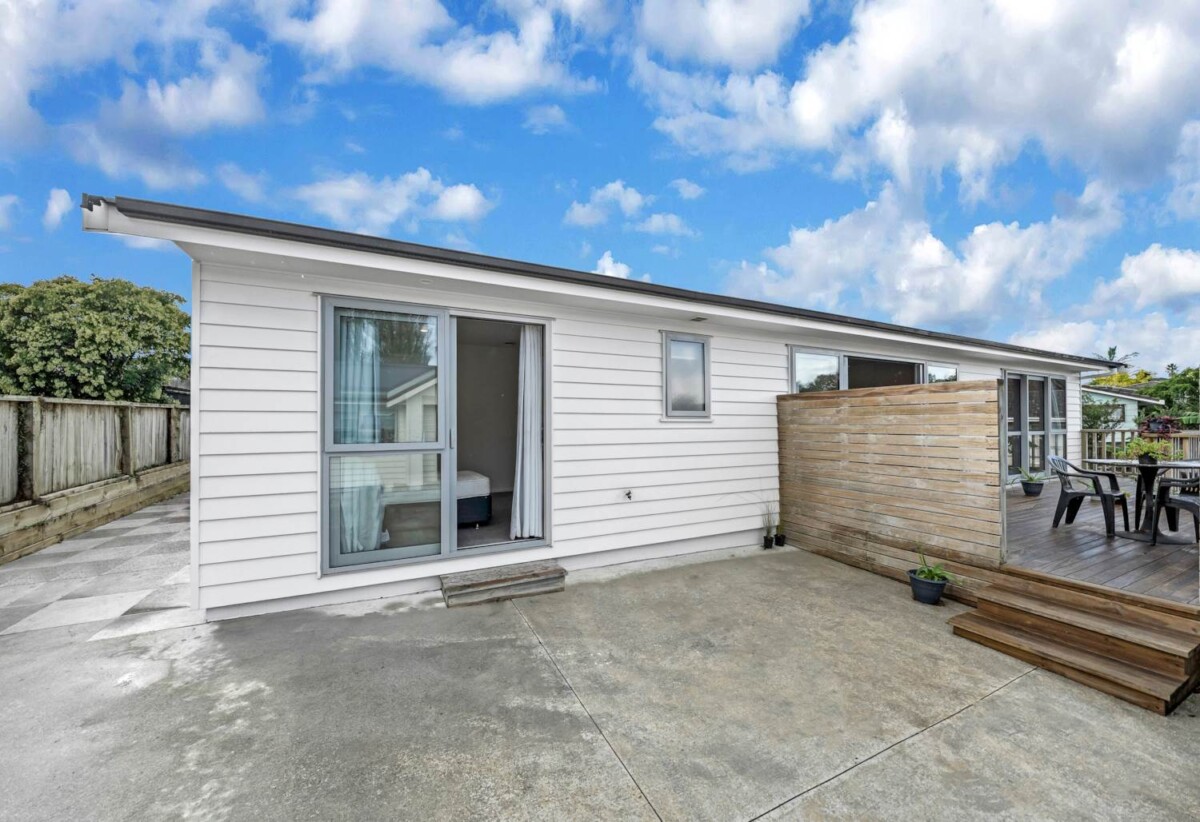 4 beds 3 baths house on 354m2 section, approximately 5 years young, close to schools, shops, supermarkets, train station, 0.8 km to Papatoetoe South School, 46A Hillside Road, Papatoetoe, Auckland
