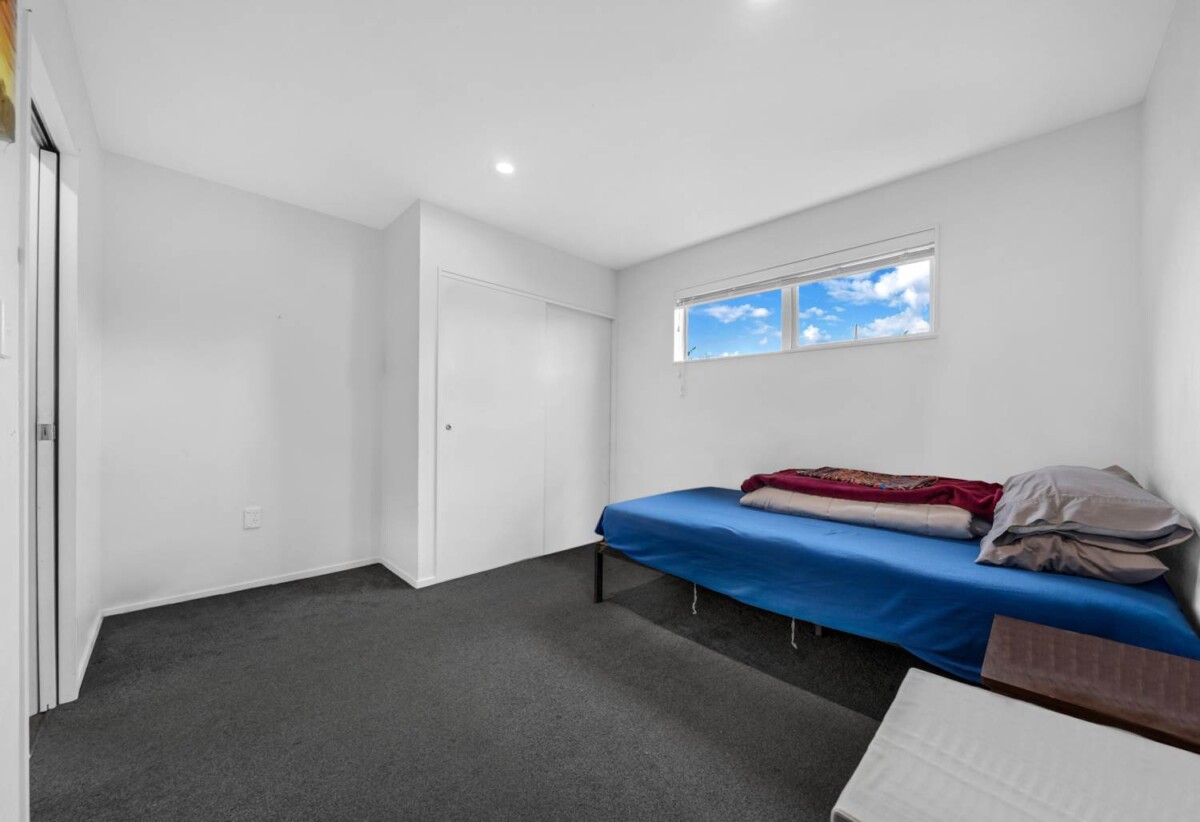 4 beds 3 baths house on 354m2 section, approximately 5 years young, close to schools, shops, supermarkets, train station, 0.8 km to Papatoetoe South School, 46A Hillside Road, Papatoetoe, Auckland