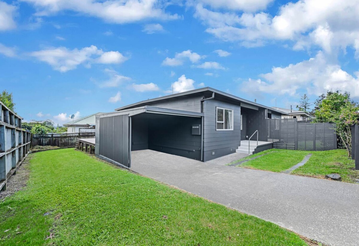 2 beds 1 bath home with carport, a storage unit and a small garden, close to the train station, bus stops, parks, LynnMall, schools, 0.7 km to Kelston School, 2/22 Koromiko Street, New Lynn, Auckland