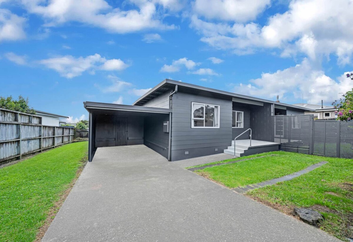 2 beds 1 bath home with carport, a storage unit and a small garden, close to the train station, bus stops, parks, LynnMall, schools, 0.7 km to Kelston School, 2/22 Koromiko Street, New Lynn, Auckland