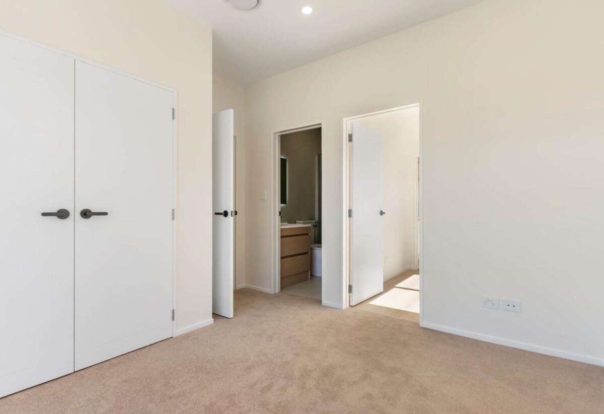 2 kitchens and 1 bed granny, Brandnew 4 beds 3 baths house with double garage on 321m2 section, close to schools, shops, town centre, 51 Stableford Crescent, Opaheke, Auckland