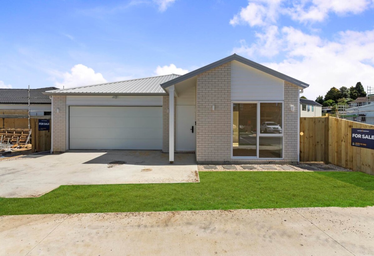 2 kitchens and 1 bed granny, Brandnew 4 beds 3 baths house with double garage on 321m2 section, close to schools, shops, town centre, 51 Stableford Crescent, Opaheke, Auckland