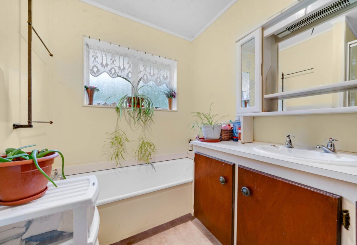 100m2 Brick and tile 2 beds 1 bath house with garage, walking distance to schools, seaside park, town centre, easy motorway access, 0.7 km to Papakura Central School, 2/9 Wood Street, Papakura, Auckland