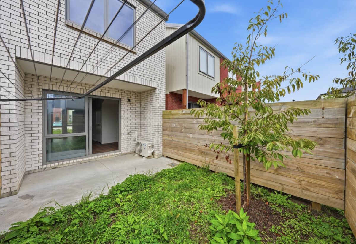 2 beds 1.5 baths home with car park, close to schools, shops, supermarket, motorway access, 0.5 km to Papatoetoe North School, 29 Te Ara Wai, Mangere East, Auckland