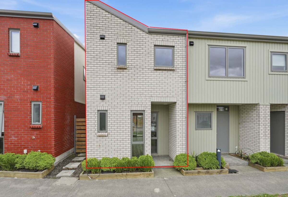 2 beds 1.5 baths home with car park, close to schools, shops, supermarket, motorway access, 0.5 km to Papatoetoe North School, 29 Te Ara Wai, Mangere East, Auckland