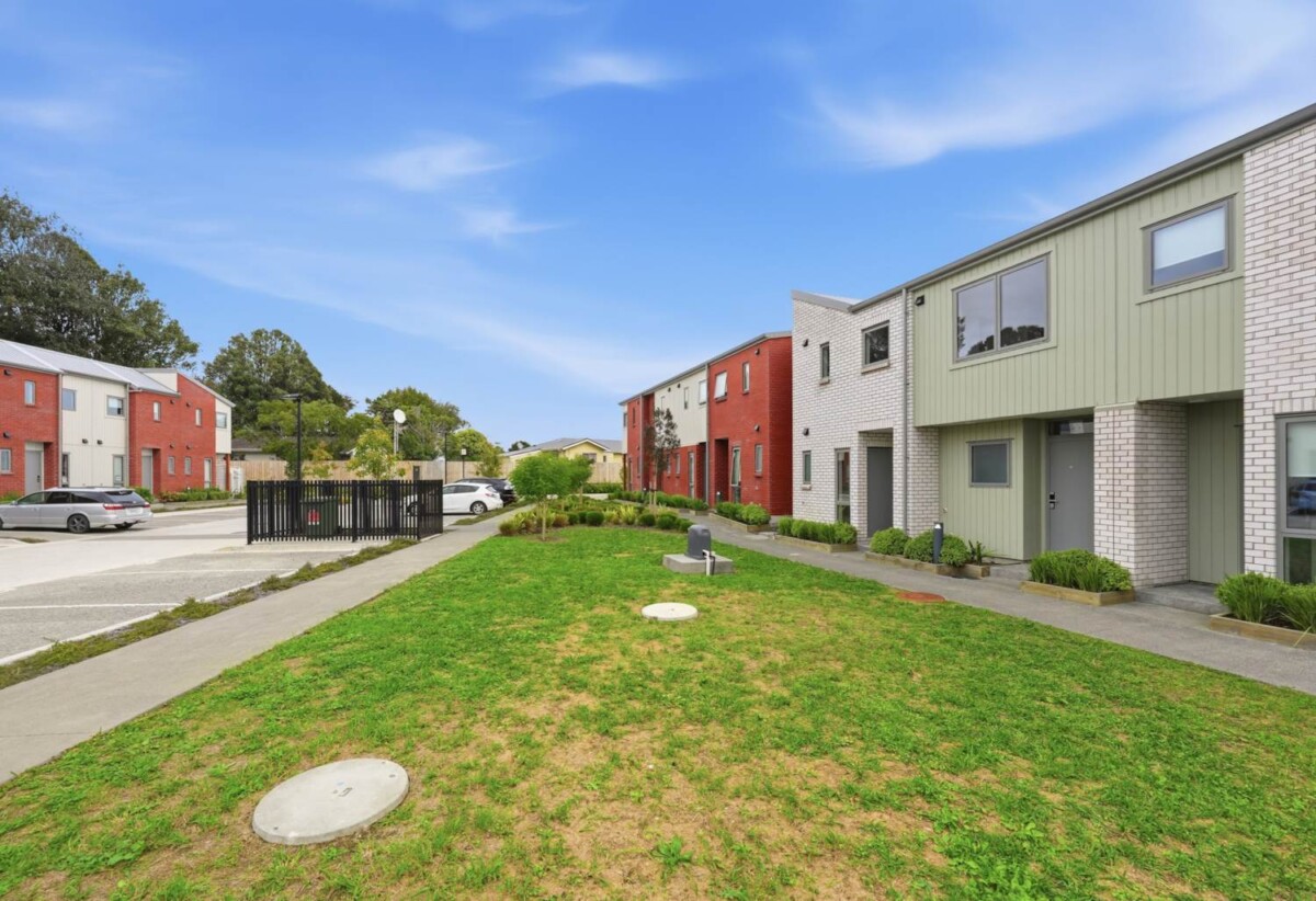 2 beds 1.5 baths home with car park, close to schools, shops, supermarket, motorway access, 0.5 km to Papatoetoe North School, 29 Te Ara Wai, Mangere East, Auckland