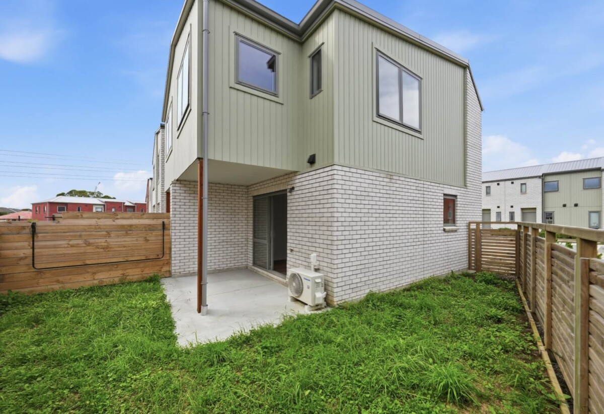 2 beds 1.5 baths home with car park, close to schools, shops, supermarket, motorway access, 0.6 km to Papatoetoe North School, 65 Te Ara Wai, Mangere East, Auckland