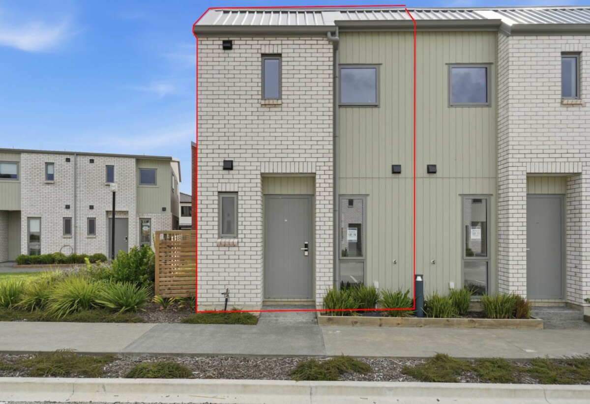 2 beds 1.5 baths home with car park, close to schools, shops, supermarket, motorway access, 0.6 km to Papatoetoe North School, 65 Te Ara Wai, Mangere East, Auckland