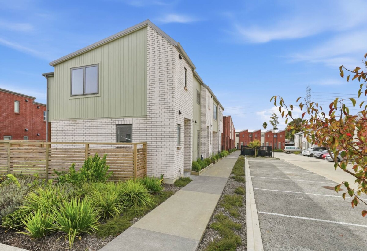 2 beds 1.5 baths home with car park, close to schools, shops, supermarket, motorway access, 0.6 km to Papatoetoe North School, 65 Te Ara Wai, Mangere East, Auckland