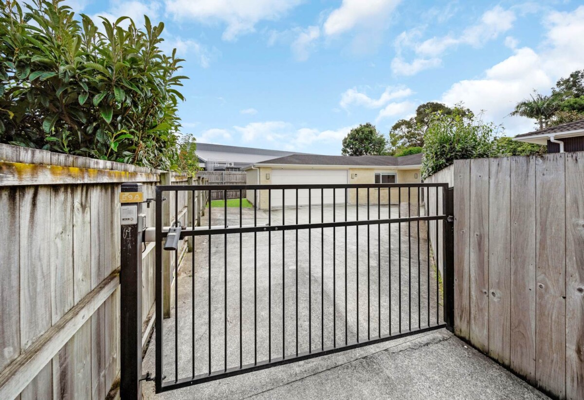 Once over 10 years, Must sell- vendor has purchased elsewhere, 4 beds 2 baths house with double garage on 451m2 section, close to schools shops, parks, motorway access, 0.7 km to Rosebank School, 59A Mead Street, Avondale, Auckland