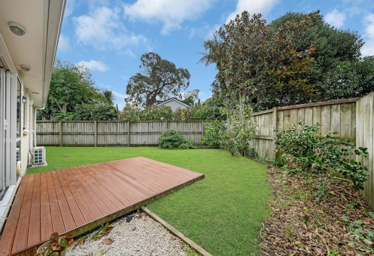 Once over 10 years, Must sell- vendor has purchased elsewhere, 4 beds 2 baths house with double garage on 451m2 section, close to schools shops, parks, motorway access, 0.7 km to Rosebank School, 59A Mead Street, Avondale, Auckland