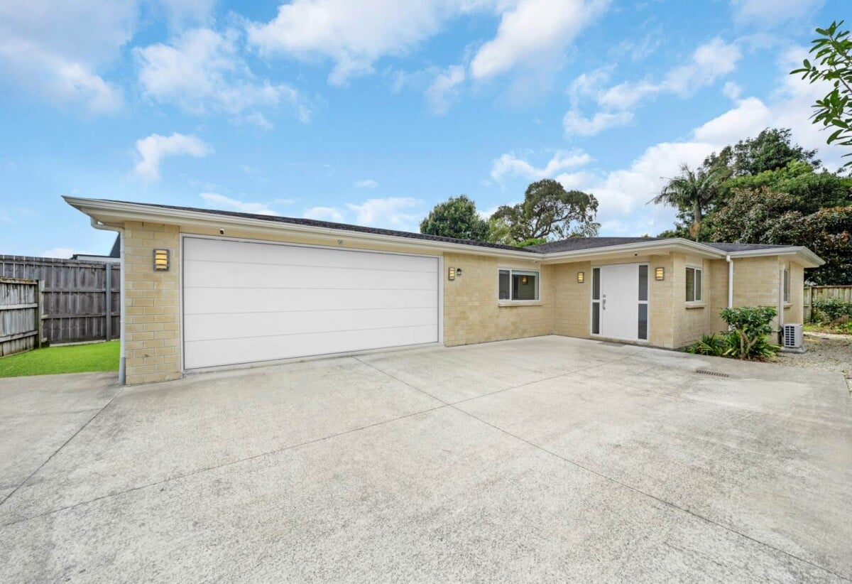 Once over 10 years, Must sell- vendor has purchased elsewhere, 4 beds 2 baths house with double garage on 451m2 section, close to schools shops, parks, motorway access, 0.7 km to Rosebank School, 59A Mead Street, Avondale, Auckland