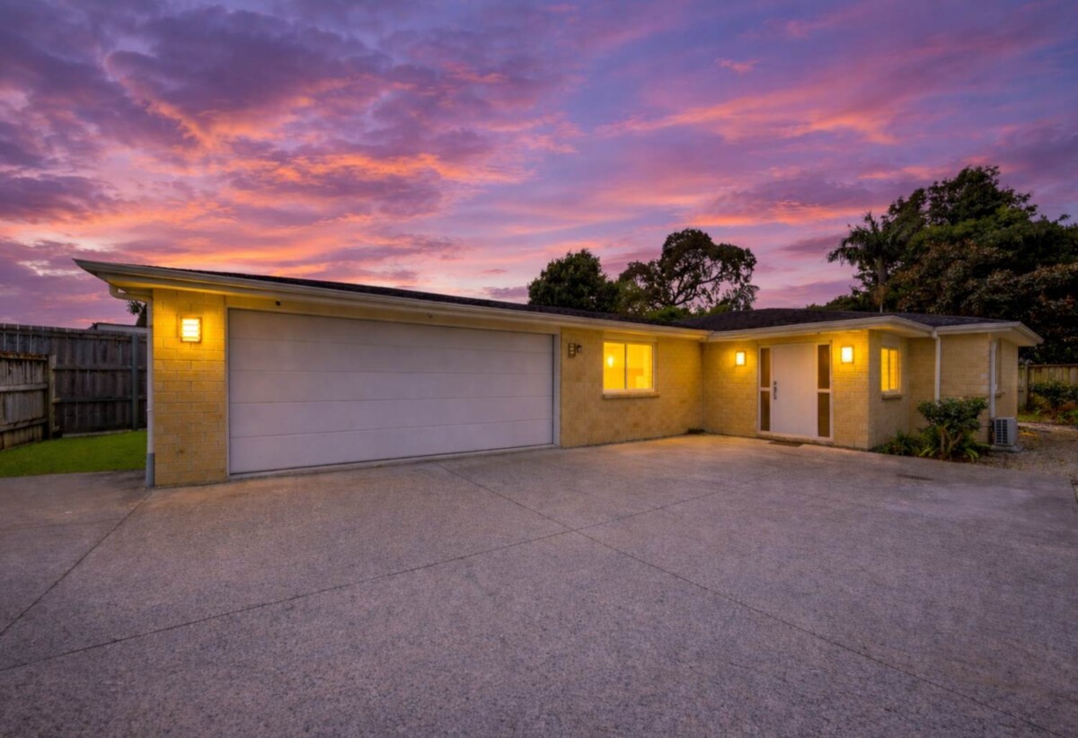 Once over 10 years, Must sell- vendor has purchased elsewhere, 4 beds 2 baths house with double garage on 451m2 section, close to schools shops, parks, motorway access, 0.7 km to Rosebank School, 59A Mead Street, Avondale, Auckland