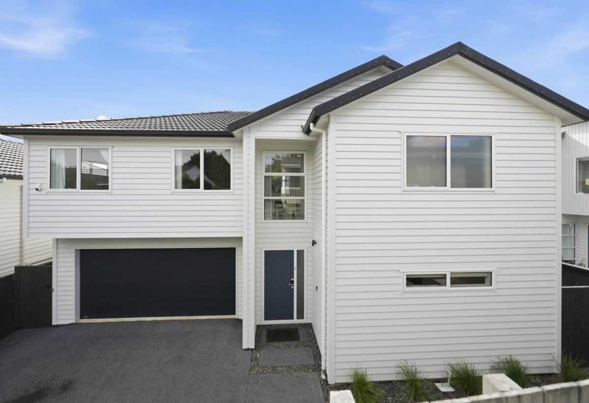 Opposite Howick Domain, Standalone 5 beds 2.5 baths house with double garage, just a short stroll to Countdown, New World, Owairoa School, and the Howick Village, 82C Moore Street, Howick, Auckland