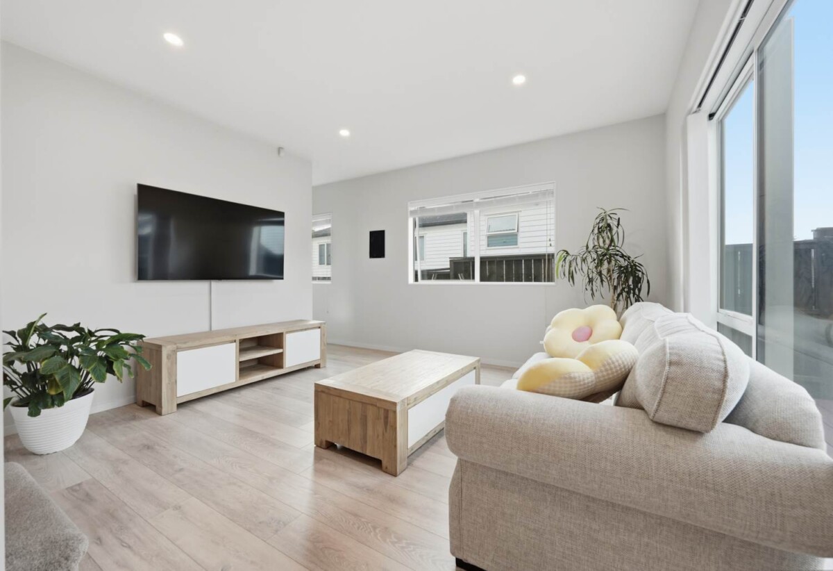 Opposite Howick Domain, Standalone 5 beds 2.5 baths house with double garage, just a short stroll to Countdown, New World, Owairoa School, and the Howick Village, 82C Moore Street, Howick, Auckland