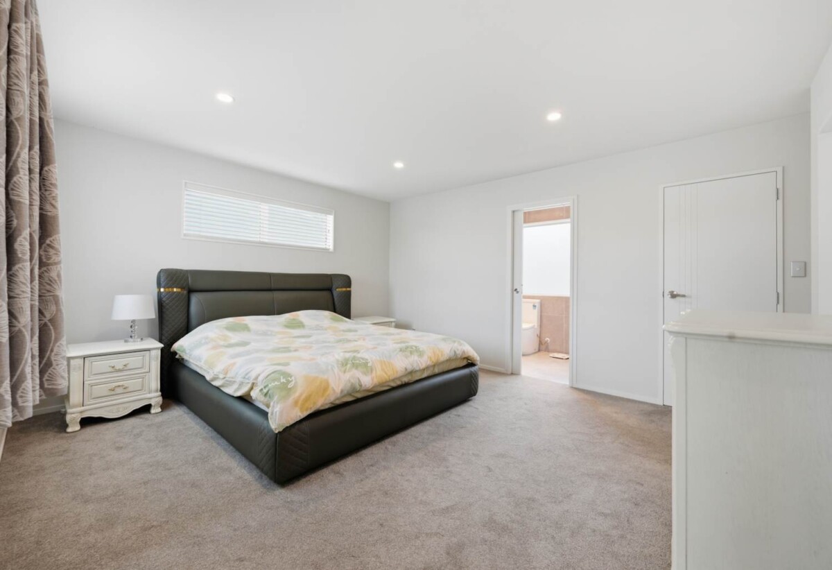 Opposite Howick Domain, Standalone 5 beds 2.5 baths house with double garage, just a short stroll to Countdown, New World, Owairoa School, and the Howick Village, 82C Moore Street, Howick, Auckland