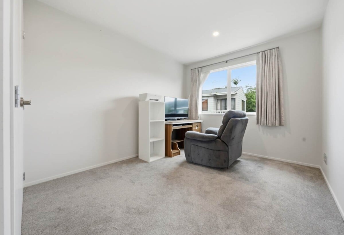 Opposite Howick Domain, Standalone 5 beds 2.5 baths house with double garage, just a short stroll to Countdown, New World, Owairoa School, and the Howick Village, 82C Moore Street, Howick, Auckland